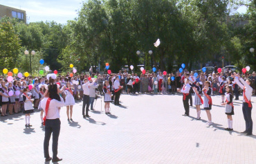 В Астраханской области последний звонок прозвенел для 15 тысяч выпускников