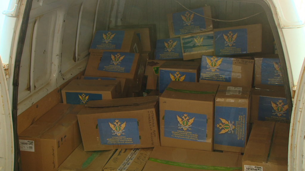 В Астрахани сотрудники УФССП собрали гуманитарную помощь для беженцев из ДНР и ЛНР