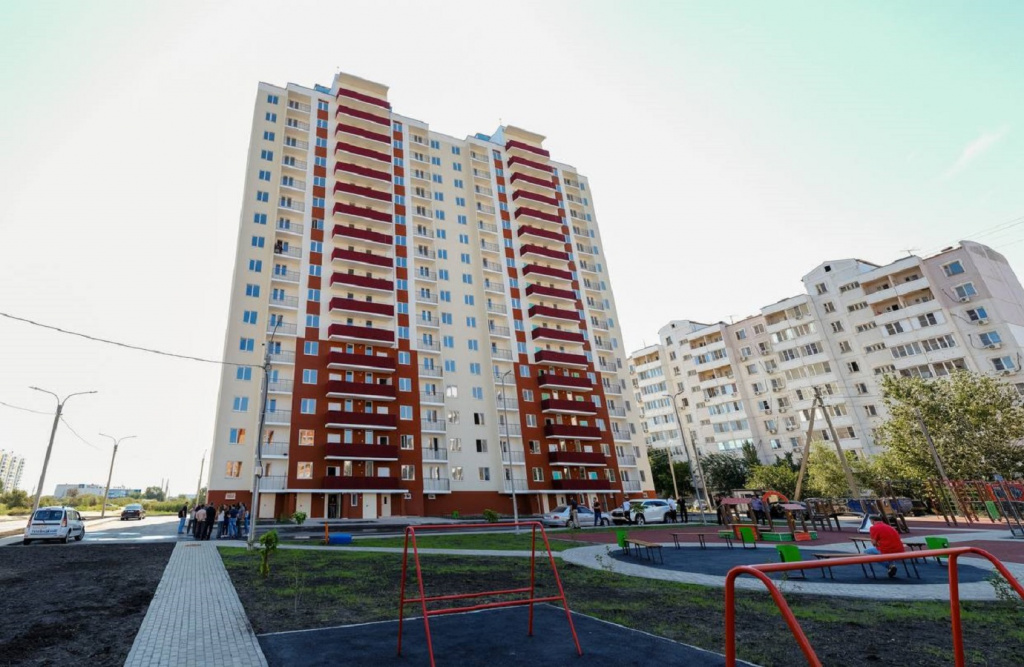 В Астрахани завершили строительство дома для переселенцев из аварийного жилья