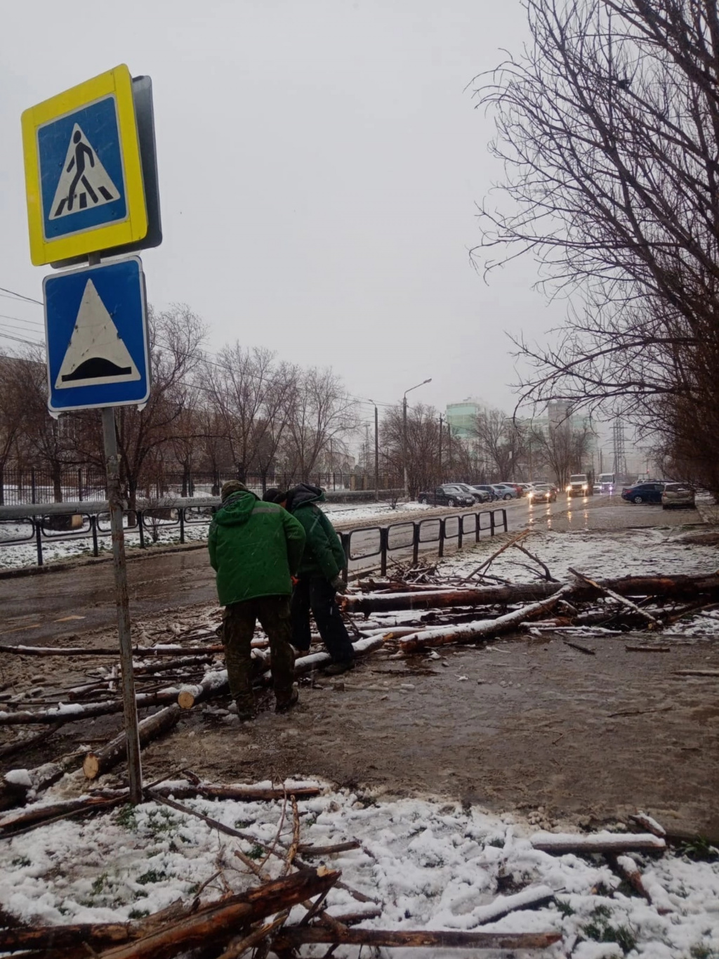 На расчистку улиц Астрахани вышло 70 единиц коммунальной техники