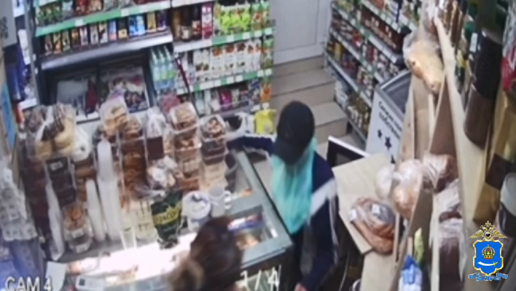 В Астрахани мужчина пытался ограбить магазин с пакетом на голове
