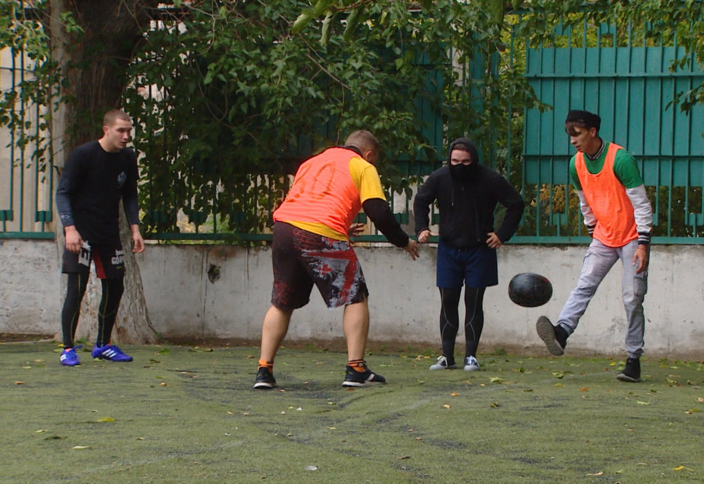 В Астрахани активисты проводят матчи по древнерусской игре в мяч 
