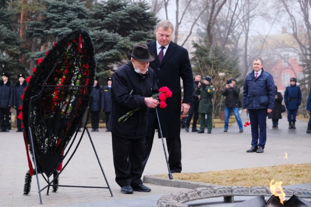 В Астрахани в День защитника Отечества возложили венки к Вечному Огню