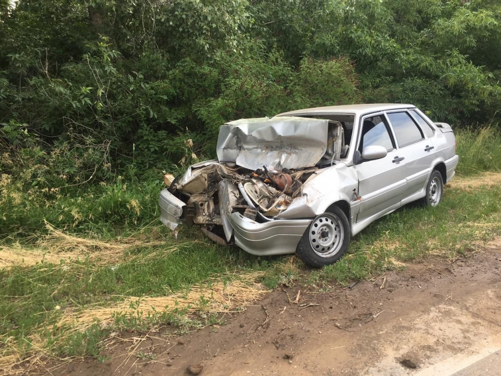 Астраханец погиб за рулём автомобиля при столкновении с грузовиком