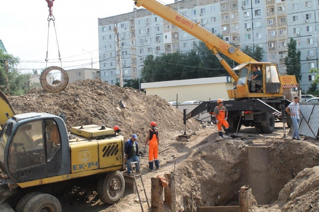 В Астрахани на улице Бориса Алексеева устраняют крупную коммунальную аварию