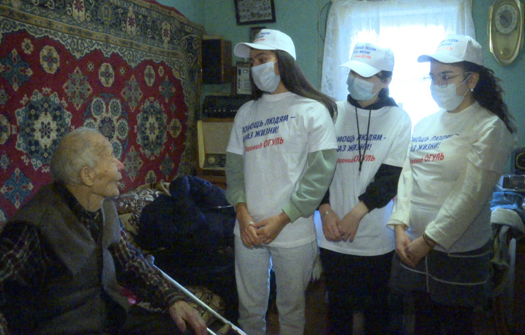 Астраханские волонтёры-медики помогают ветеранам на самоизоляции