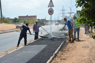 В Астрахани на Фунтовском шоссе ремонтируют тротуары