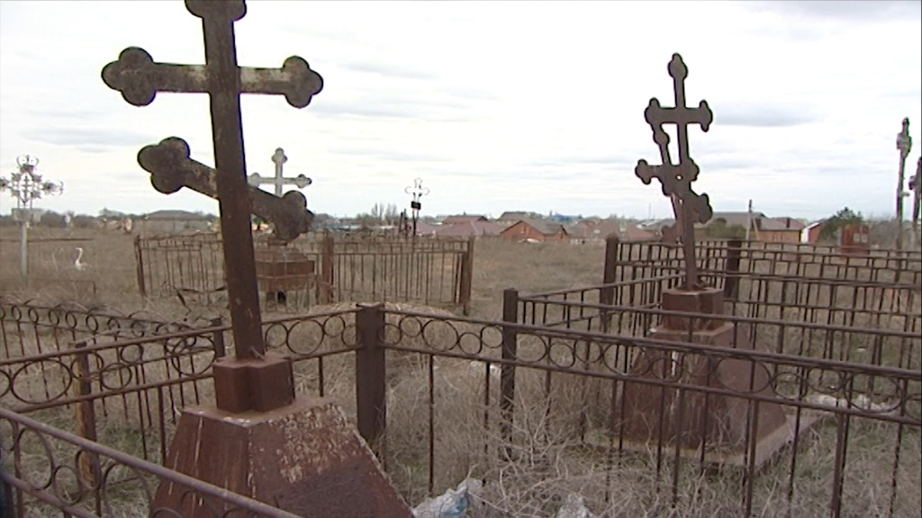 В Астраханской области заброшенное кладбище страдает от рук мародёров