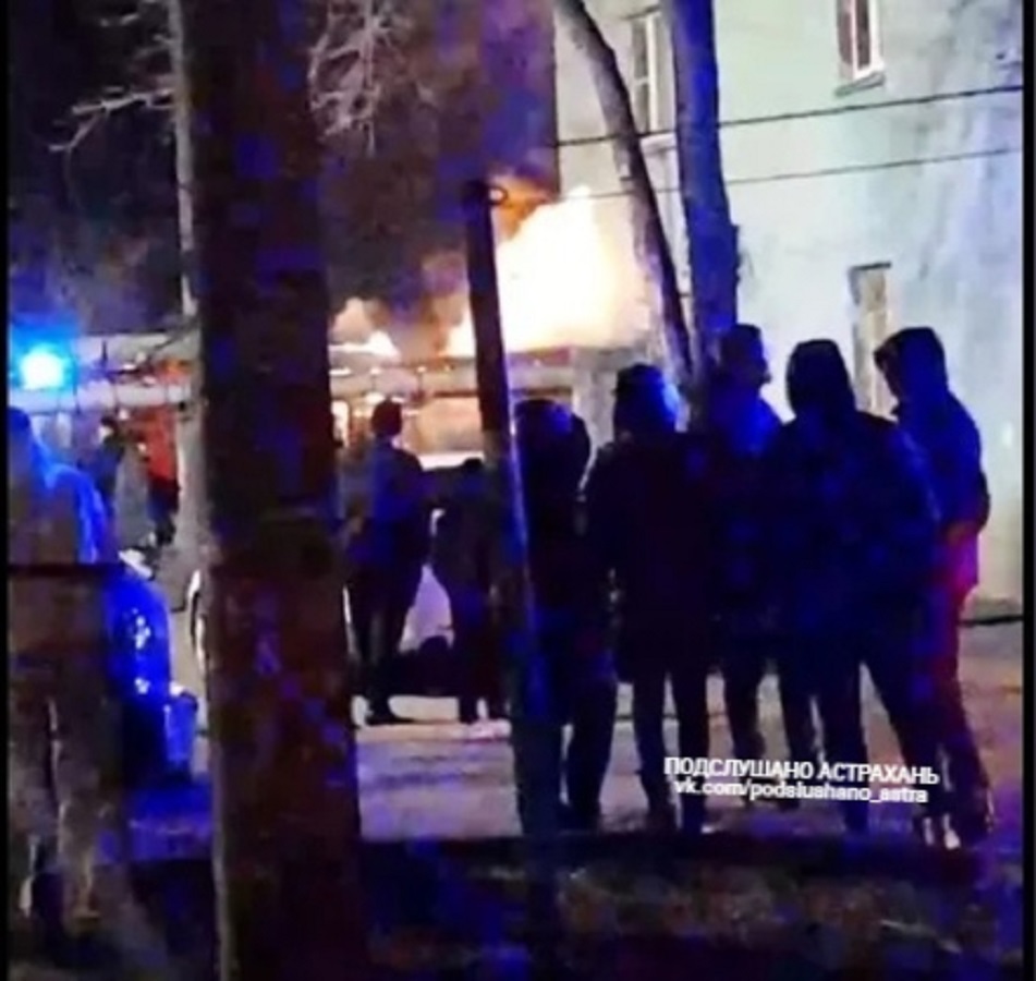 В Астрахани при пожаре в квартире пострадали мужчина и девушка