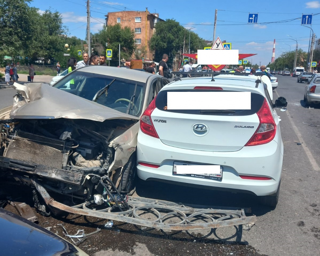 В ДТП на улице Яблочкова в Астрахани пострадали три человека