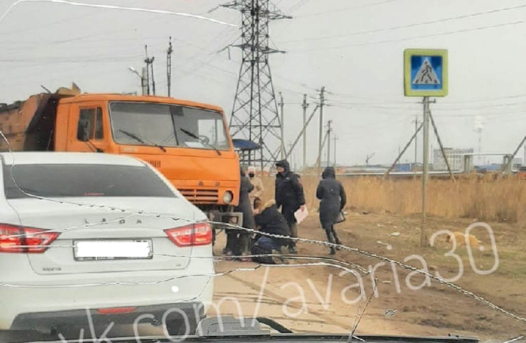 В Астрахани на Фунтовском шоссе “КамАЗ” сбил 14-летнего мальчика