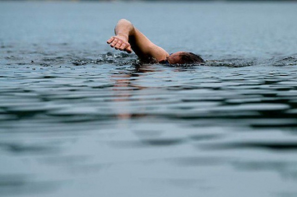В воде ныряет в реку. Человек плывет в озере. Плавать в речке. Плавать в озере. Люди плавают в реке.