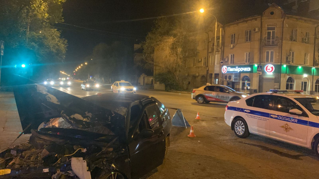 Два человека пострадали в жёсткой аварии в Астрахани