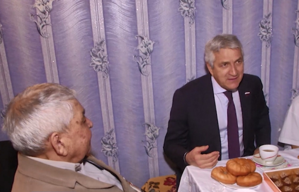 Леонид Огуль поздравил астраханского ветерана с 90-летним юбилеем