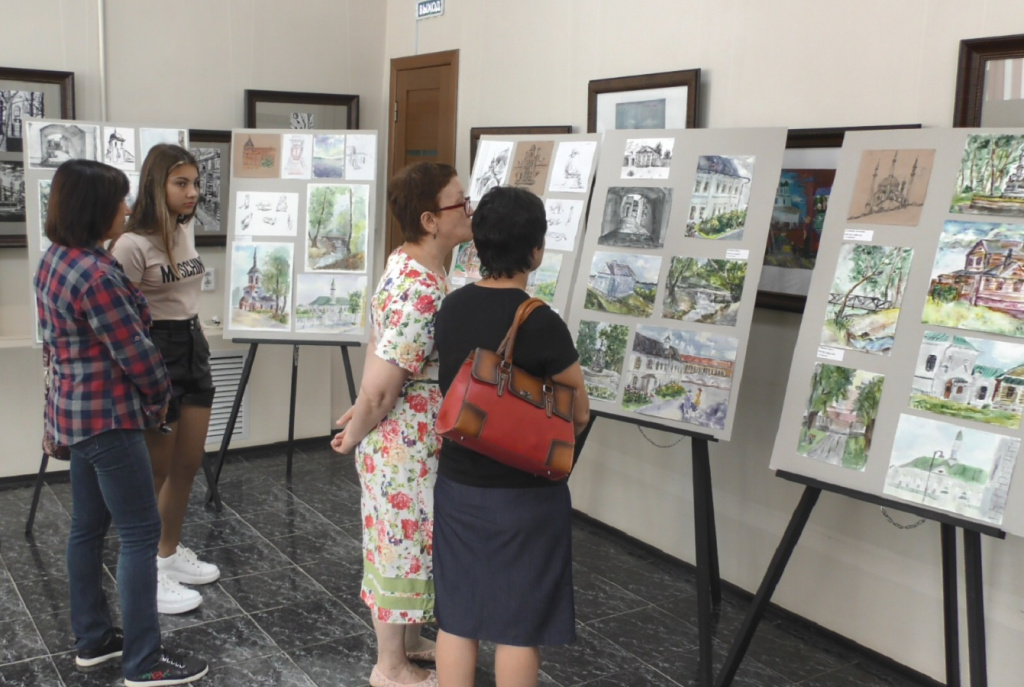 В Астрахани открылась выставка картин одарённых детей
