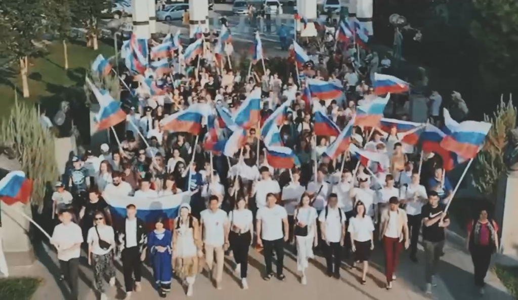Астраханские активисты организовали флешмоб в поддержку президента РФ