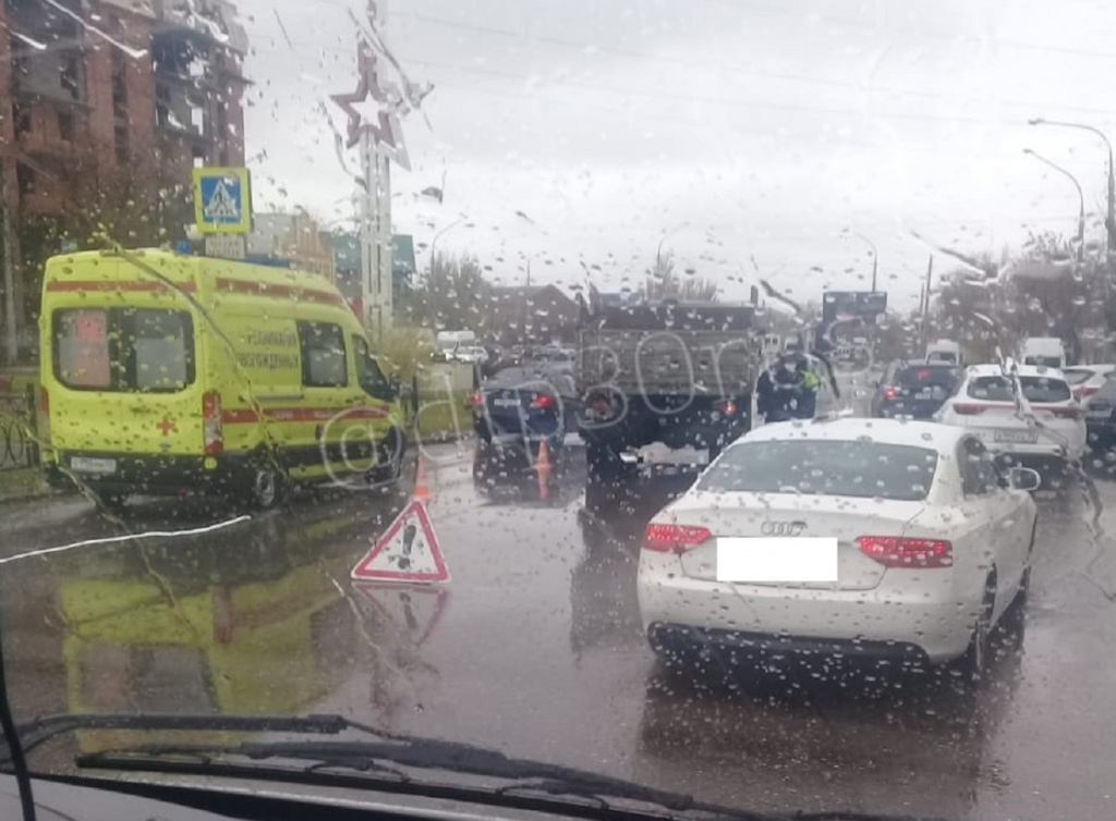 В Астрахани водитель «КамАЗа» сбил девушку на пешеходном переходе