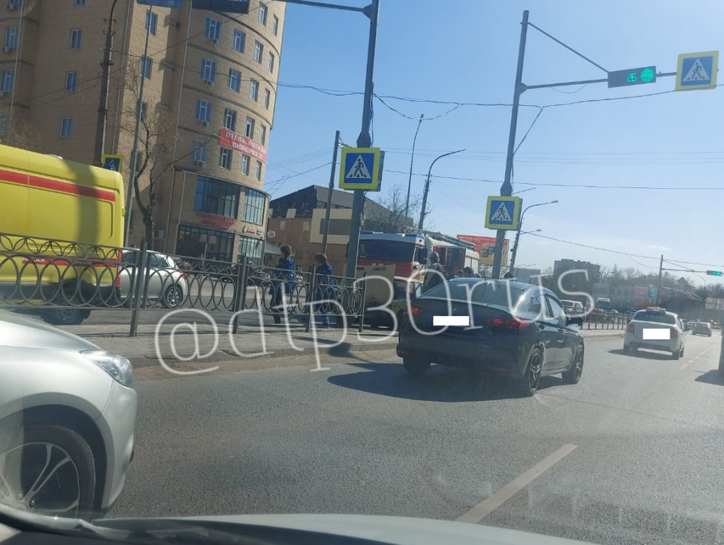 В Астрахани на улице Яблочкова водитель «ВАЗ-2106» въехал в светофор