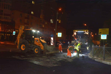В Астрахани завершают ремонт дороги по улице Марфинской