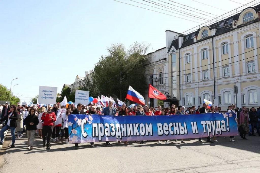 В Астрахани в первомайском шествии приняли участие 12 тысяч человек