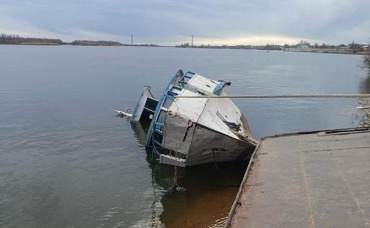 Под Астраханью выявили загрязнение реки из-за затопления судна