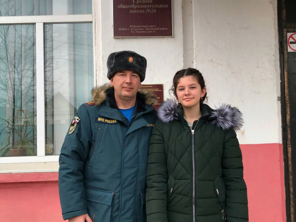 В Астрахани 17-летняя дочь пожарного спасла ребёнка, провалившегося под лёд 