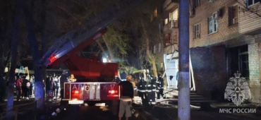 Во время ночного пожара в пятиэтажном доме в Астрахани спасли 30 человек
