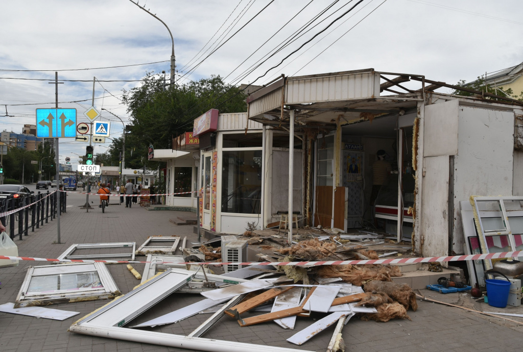 В Астрахани на рынке в Жилгородке демонтируют незаконные торговые павильоны