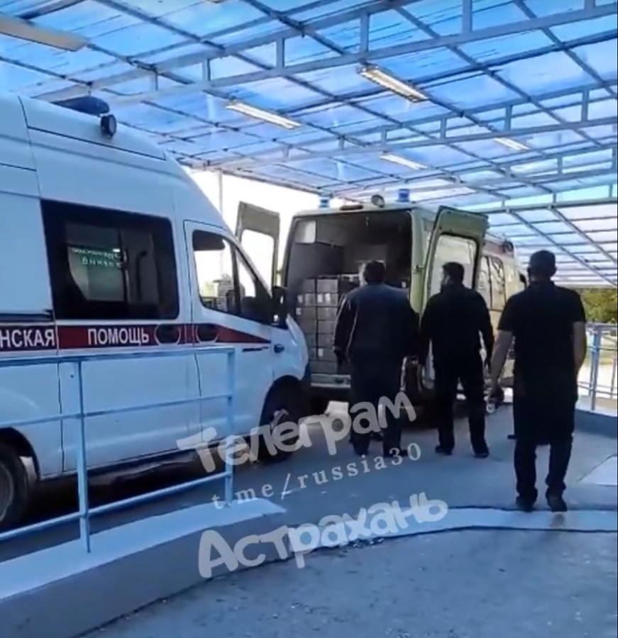 В Астрахани машине скорой помощи перекрыли проезд к приёмному отделению больницы
