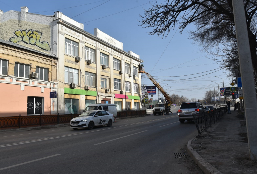 В Астрахани коммунальщики начали мыть фасады исторических зданий 