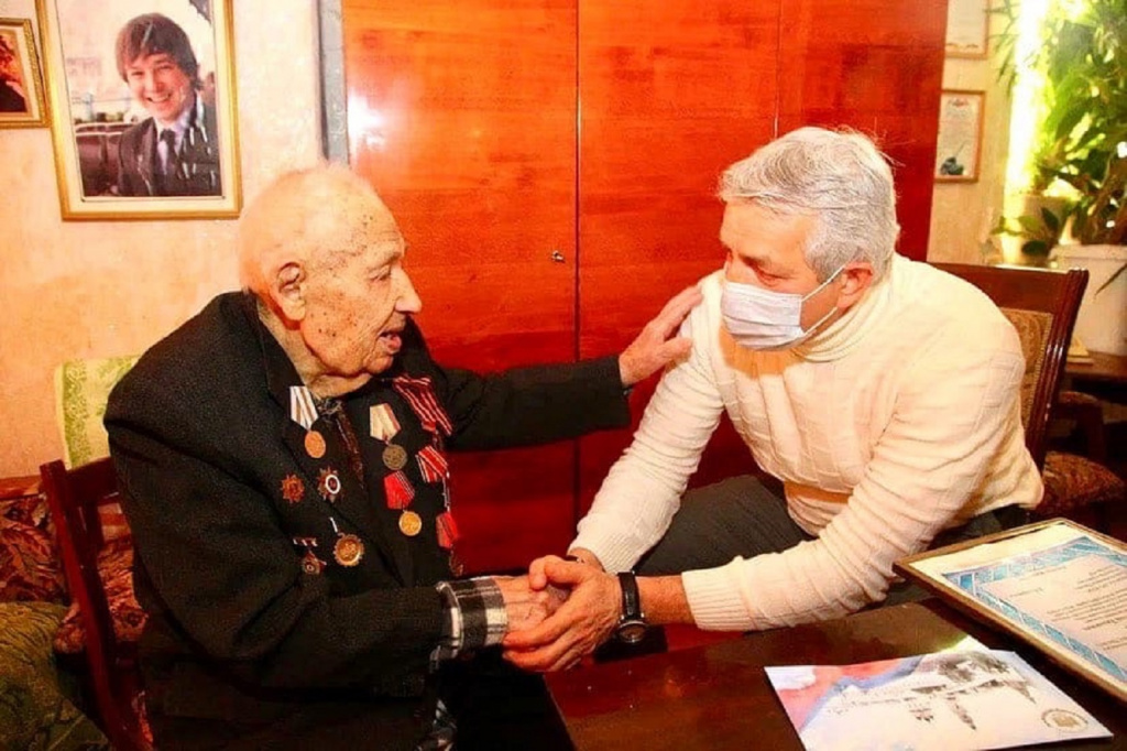 Леонид Огуль поздравил с новогодними праздниками ветерана Великой Отечественной войны