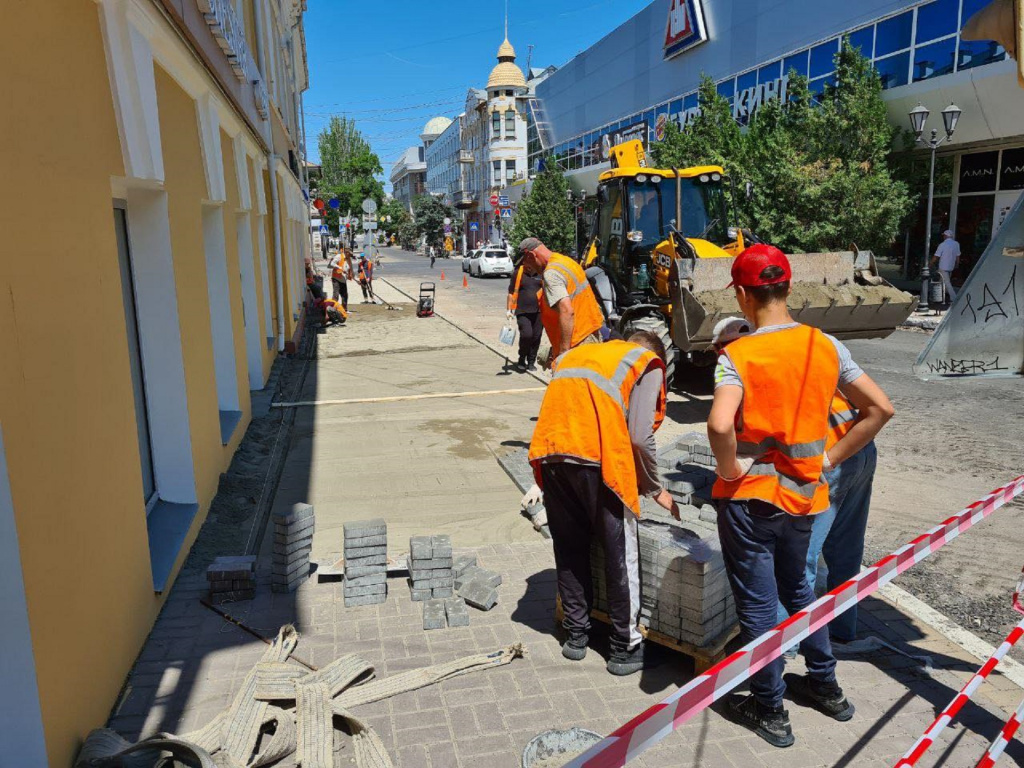 На улице Кирова в Астрахани уложат 10900 квадратных метров тротуарной плитки
