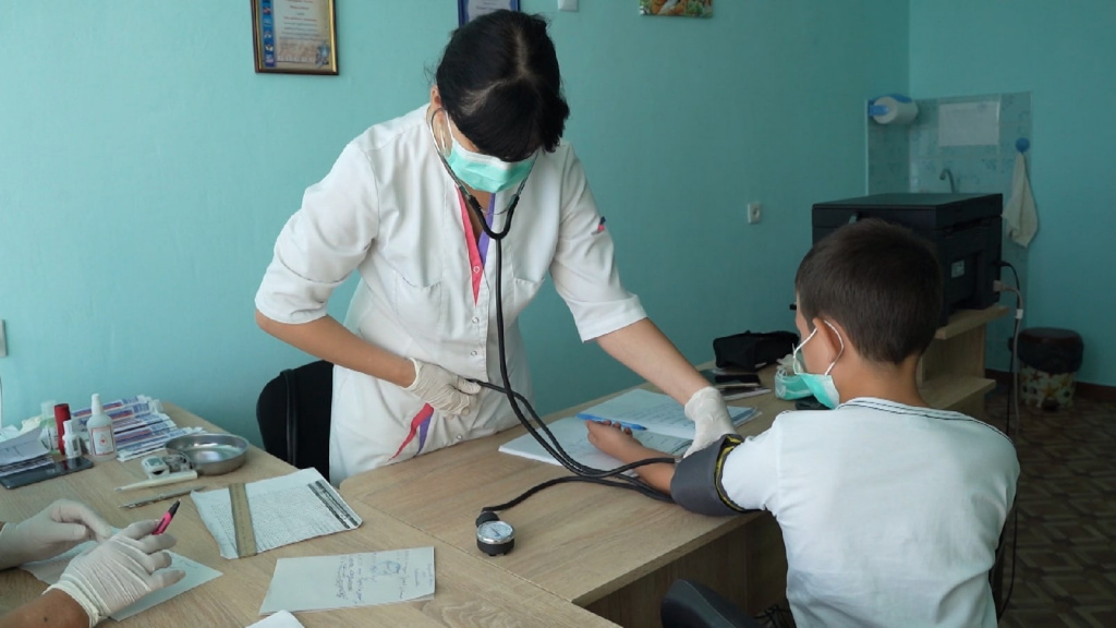 Как астраханские врачи проводят медосмотр школьников в ЛНР