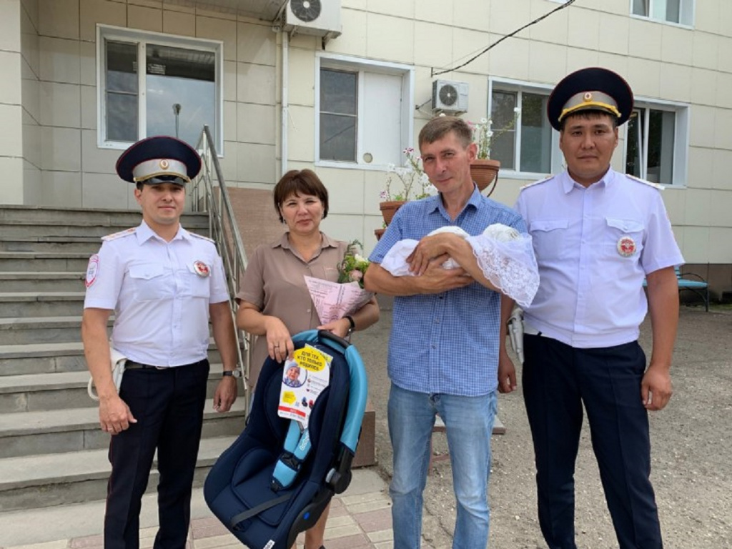 В Астрахани полицейские помогли роженице, оказавшейся в горящей машине скорой помощи 