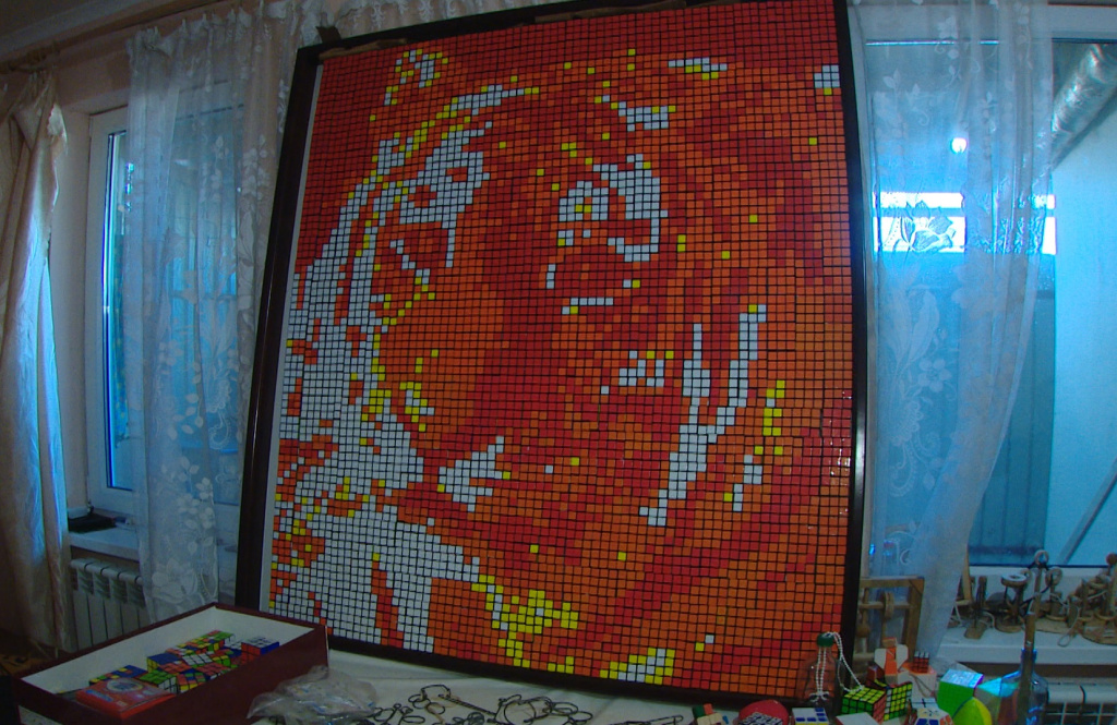 В Астрахани 14-летний подросток собрал картину из 600 кубиков Рубика