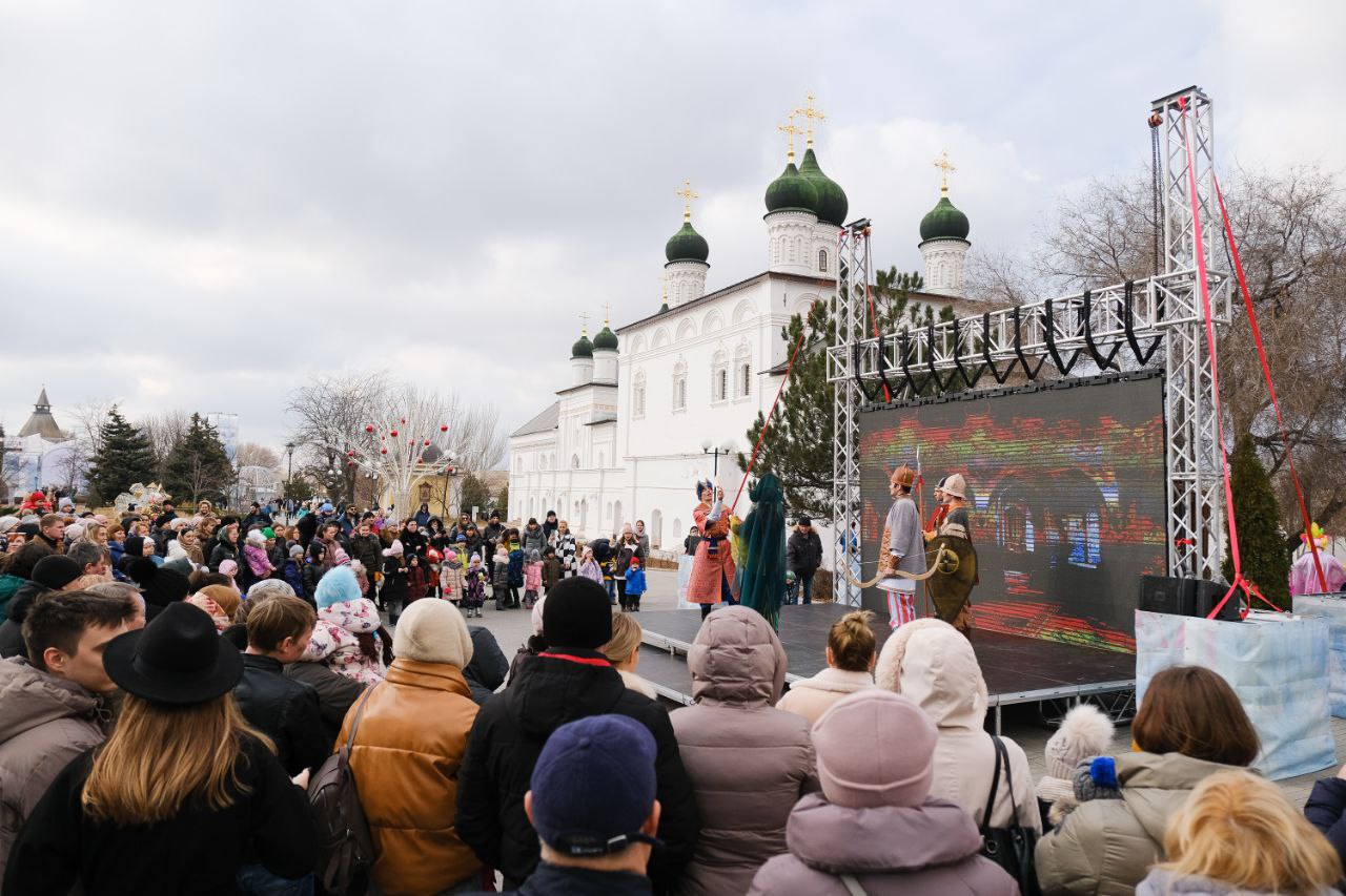 В Астрахани на кремлёвском катке проводят мастер-классы по фигурному  катанию и хоккею