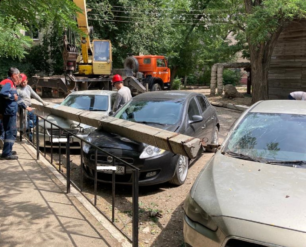 В Астрахани на три автомобиля упал электрический столб
