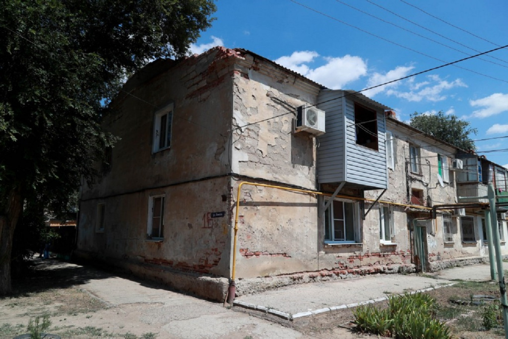 В Астрахани до конца года 653 человека переселят из аварийного жилья 