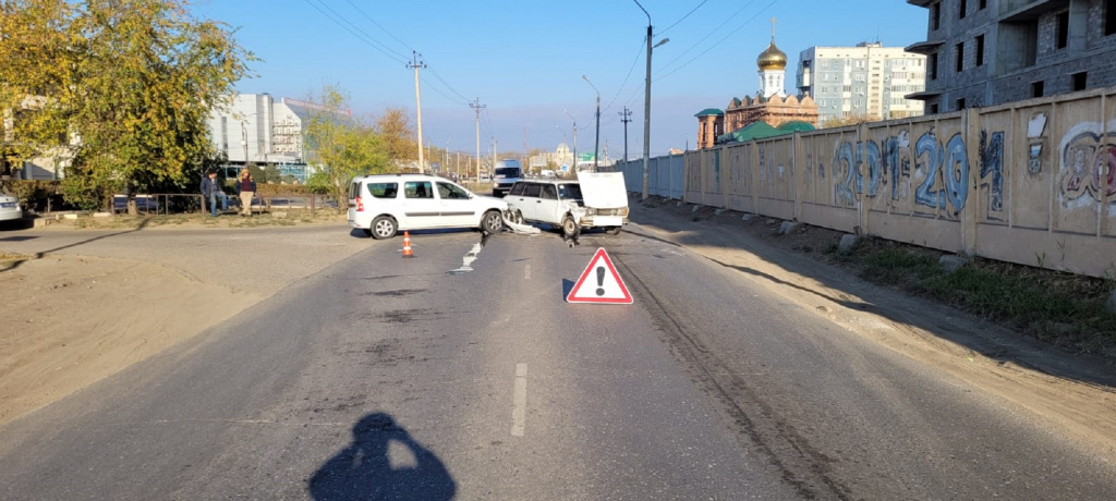 В Астрахани в ДТП на улице Островского пострадала 54-летняя женщина