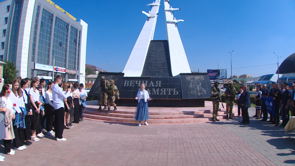 В Астрахани у монумента "Белые журавли" почтили память погибших за Отечество