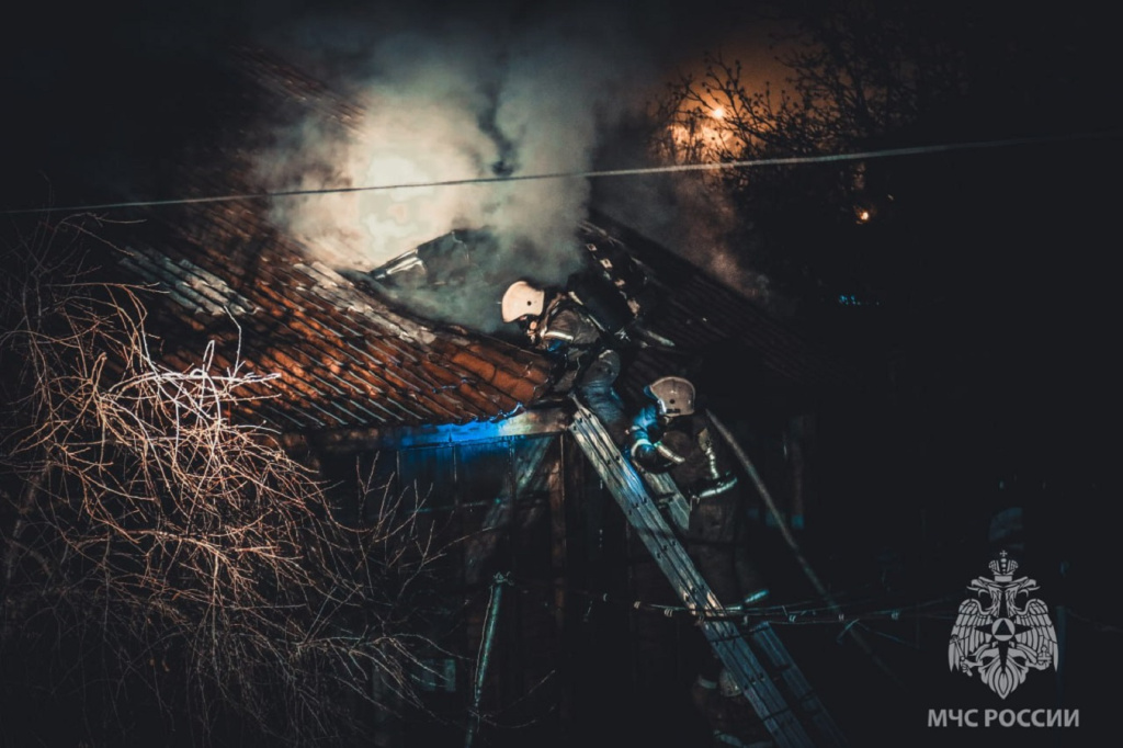 В Астрахани 9 марта ликвидировали крупный пожар в жилом доме