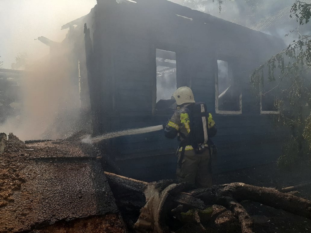 В центре Астрахани ликвидируют крупный пожар