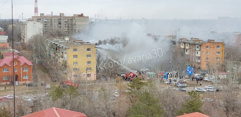 В Астрахани горит квартира в пятиэтажном доме на Ужгородской