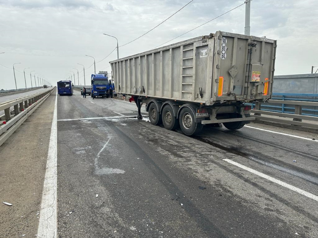 В Астрахани фура перегородила полосы движения на объездной дороге