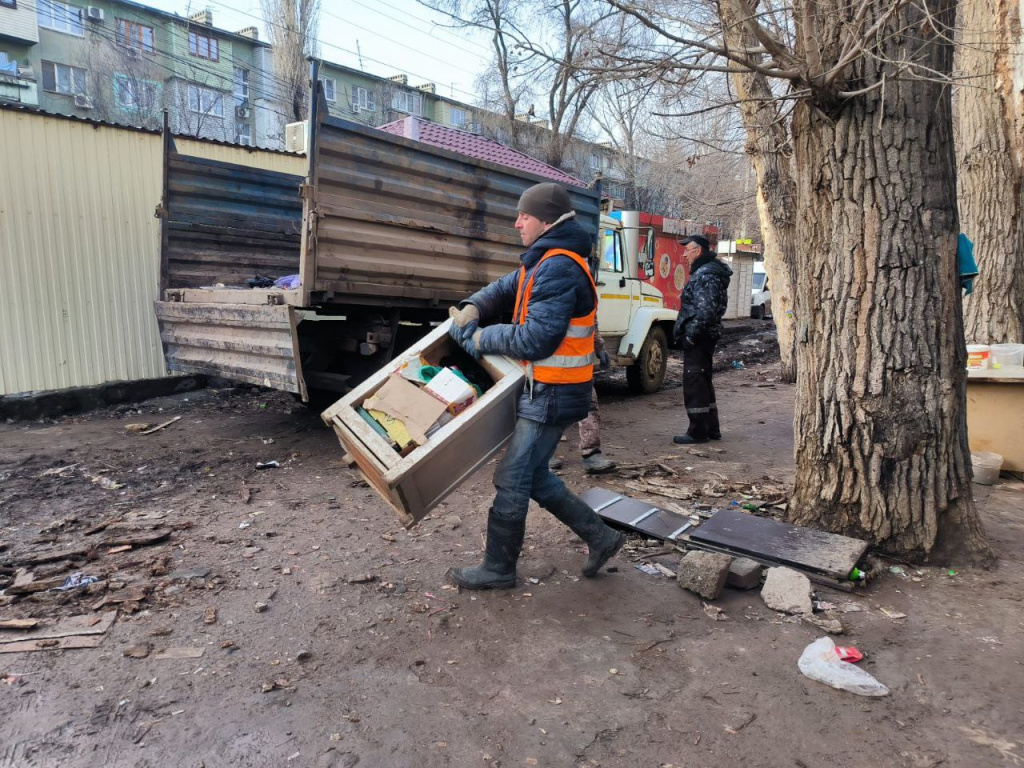 В Астрахани проводят масштабную уборку в микрорайоне Казачий