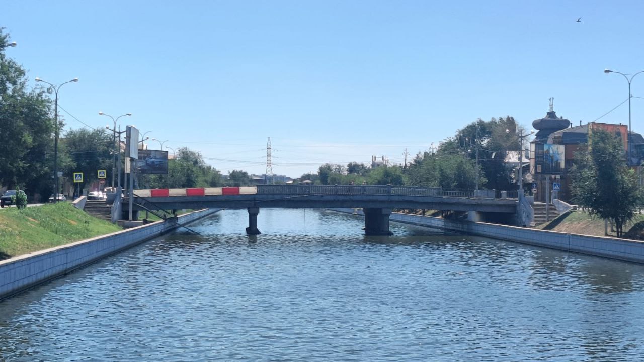 В Астрахани автомобиль врезался в ограждение моста и повис над водой