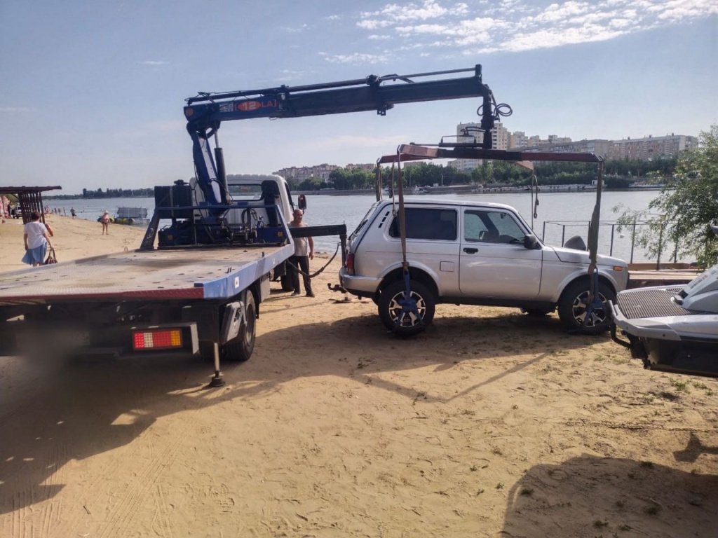В Астрахани задержали водителя за мойку машины на городском пляже