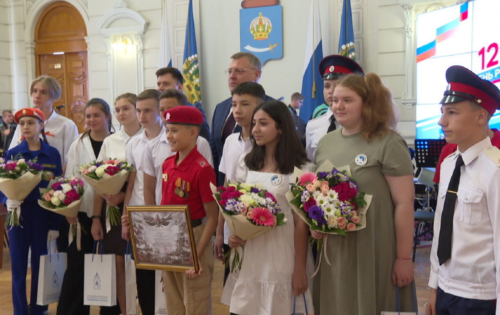 Игорь Бабушкин наградил астраханцев, внёсших весомый вклад в развитие России