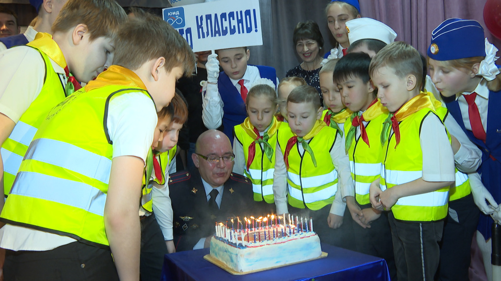 В Астрахани юные инспекторы отметили 50-летие создания ЮИД