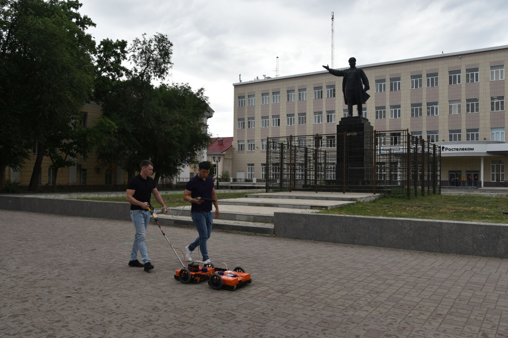 В Астрахани территорию у памятника Кирову обследовали на наличие пустот
